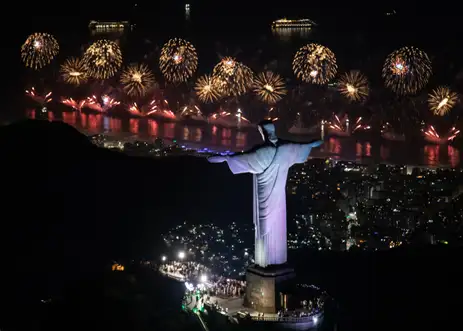 Fernando Maia/Prefeitura do Rio Rio de Janeiro (RJ), 01/01/2026 - Vista do Cristo Redentor durante queima de fogos na virada do ano novo do réveillon em Copacabana. Foto: Fernando Maia/Prefeitura do Rio
