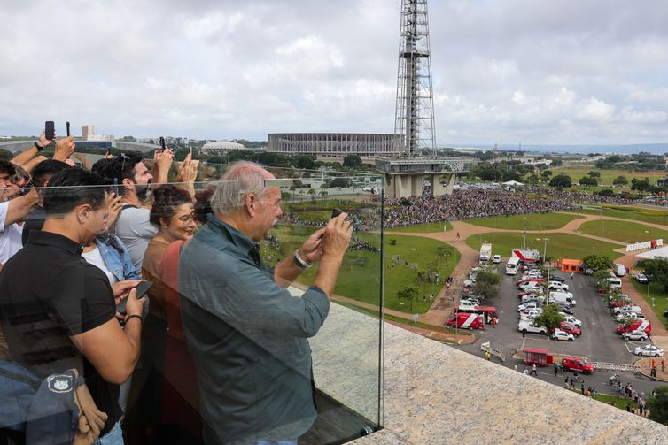 Fabio Rodrigues-Pozzebom/ Agência Brasil Brasília (DF) 25/01/2025 Pessoas nos hoteis próximos e na Torre de Tv, aguardam para assistir a implosão do Torre Palace, o primeiro hotel de luxo de Brasília. Foto: Fabio Rodrigues-Pozzebom/ Agência Brasil
