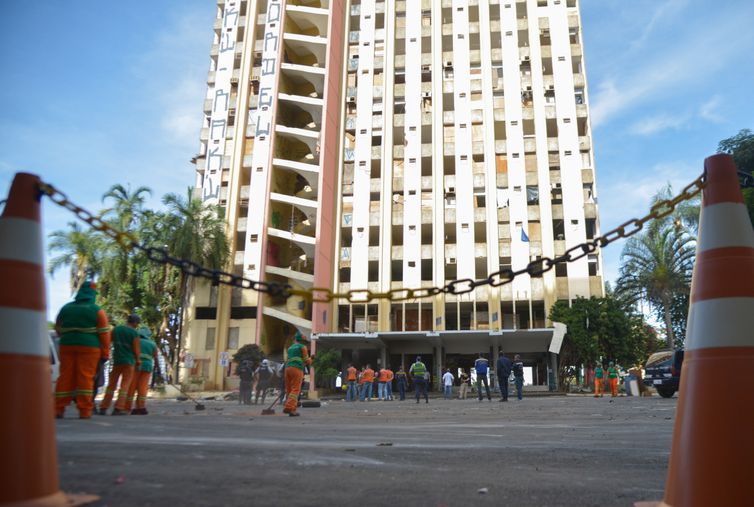 José Cruz/Agência Brasil Brasília - Cerca de 200 homens participaram da operação de desocupação do Torre Palace Hotel, ocupado por integrantes do Movimento Resistência Popular desde outubro do ano passado (José Cruz/Agência Brasil)