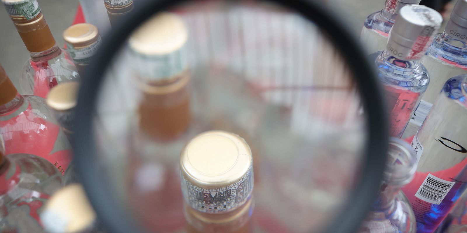 Polícia faz operação em adega suspeita de vender bebida adulterada