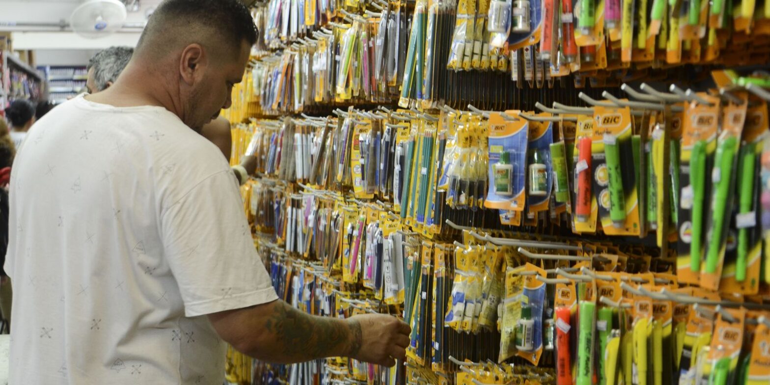 Preço de material escolar pode variar até 276% nas papelarias de SP