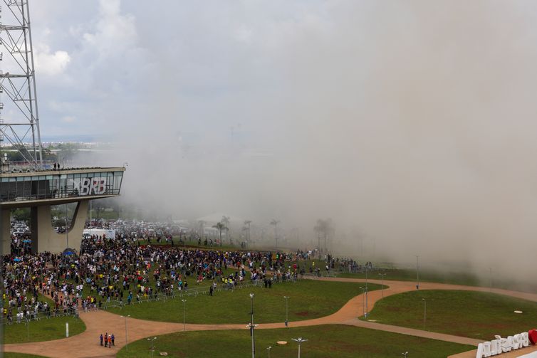 Fabio Rodrigues-Pozzebom/ Agência Brasil Brasília (DF) 25/01/2025 Torre Palace, o primeiro hotel de luxo de Brasília, foi implodido na manhã de hoje. Na foto, poeira da demolição cobre expectadores. Foto: Fabio Rodrigues-Pozzebom/ Agência Brasil