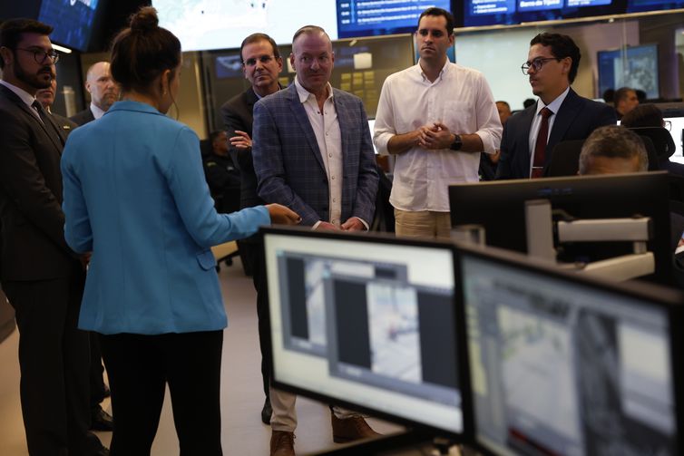 Rio de Janeiro (RJ), 26/02/2026 – O Chefe de Departamento da Polícia da Cidade de Nova York, Michael J. LiPetri, com o prefeito Eduardo Paes na Central de Inteligência, Vigilância e Tecnologia de Apoio à Segurança Pública - CIVITAS Rio. Foto: Fernando Frazão/Agência Brasil