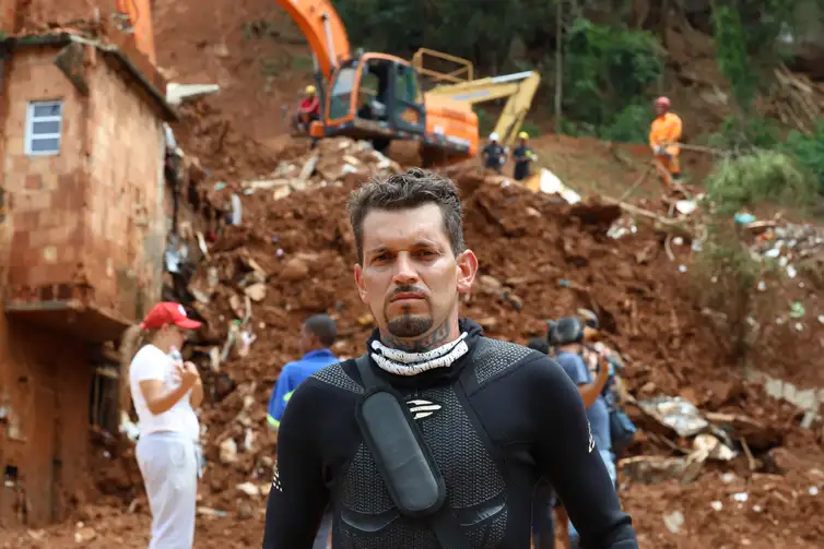 Rovena Rosa/Agência Brasil Juiz de Fora (MG), 27/02/2026 - O bombeiro civil Rodrigo Bazaglia participa como voluntário do trabalho de resgate das vítimas do deslizamento de terra ocorrido durante tempestade da noite de segunda-feira, 22 de fevereiro, que vitimou 21 pessoas e deixou várias casas destruídas no bairro Jardim Burnier. Foto: Rovena Rosa/Agência Brasil