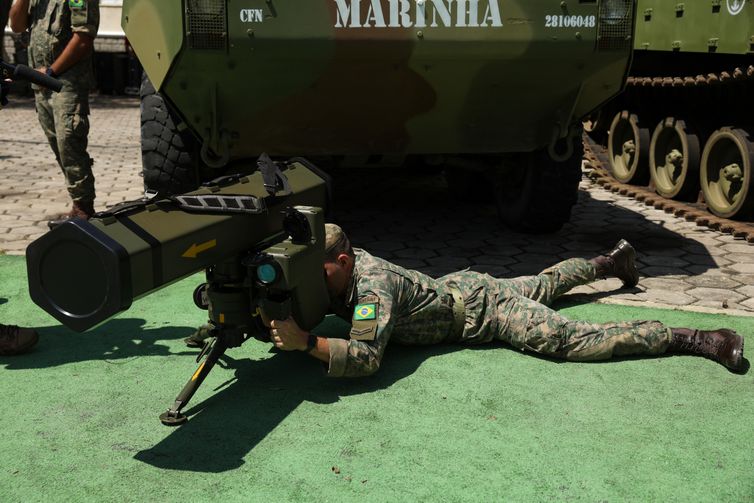 Tomaz Silva/Agência Brasil Rio de Janeiro (RJ), 04/03/2026 – Militar demonstra uso de míssil de fabricação nacional durante apresentação das inovações tecnológicas do Corpo de Fuzileiros Navais, na Ilha das Cobras, na região central do Rio de Janeiro. Foto: Tomaz Silva/Agência Brasil