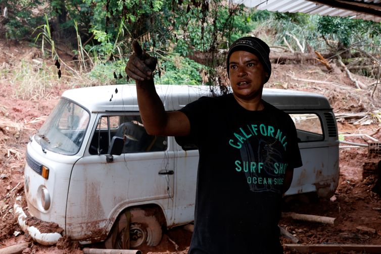 Tânia Rêgo/Agência Brasil Juiz de Fora (MG), 19/03/2026 - Kasciany Pozzi Bispo, e sua kombi atolada no alto do Bairro Três Moinhos, um dos mais afetados pelas fortes chuvas. Um mês depois dos deslizamentos e alagamentos que causaram a morte de mais de 70 pessoas em Juiz de Fora, além de deixar milhares de pessoas desabrigadas. Foto: Tânia Rêgo/Agência Brasil