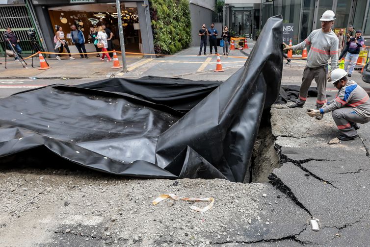 Paulo Pinto/ Agência Brasil São Paulo (SP)-02/03/2026. Explosão abre cratera na rua da Consolação na altura do número 2104, em São Paulo.
Foto: Paulo Pinto/Agência Brasil