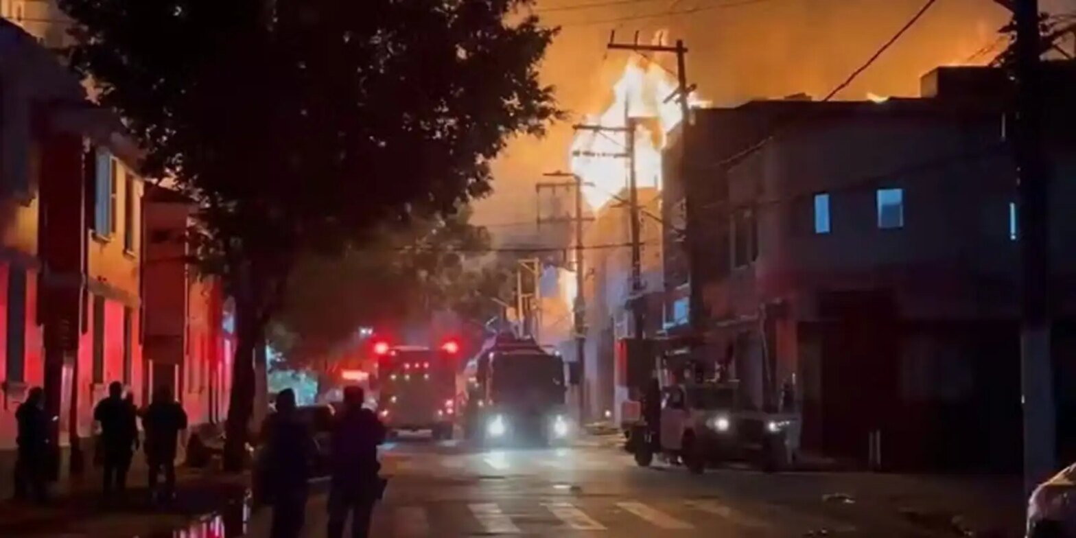 Incêndio de grandes proporções atinge fábrica no Brás, em São Paulo