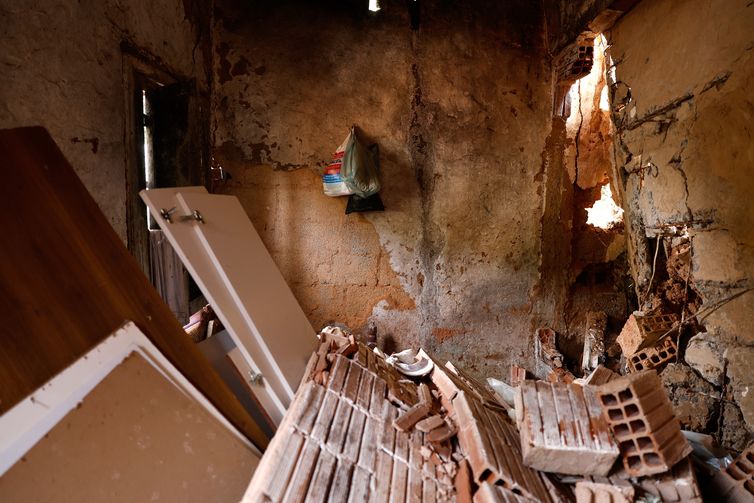 Tânia Rêgo/Agência Brasil Juiz de Fora (MG), 19/03/2026 - Casa de Gilvan Leal Luzia, 55 anos, no bairro Três Moinhos, uma das regiões mais afetadas pelas chuvas. Um mês depois dos deslizamentos e alagamentos que causaram a morte de mais de 70 pessoas em Juiz de Fora, além de deixar milhares de pessoas desabrigadas. Foto: Tânia Rêgo/Agência Brasil