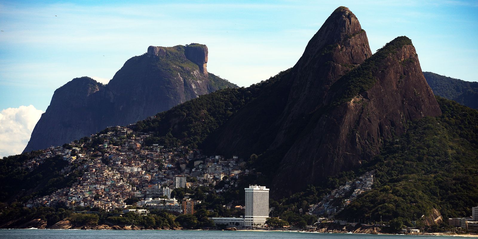 Operação policial deixa visitantes "ilhados" em cartão postal do Rio