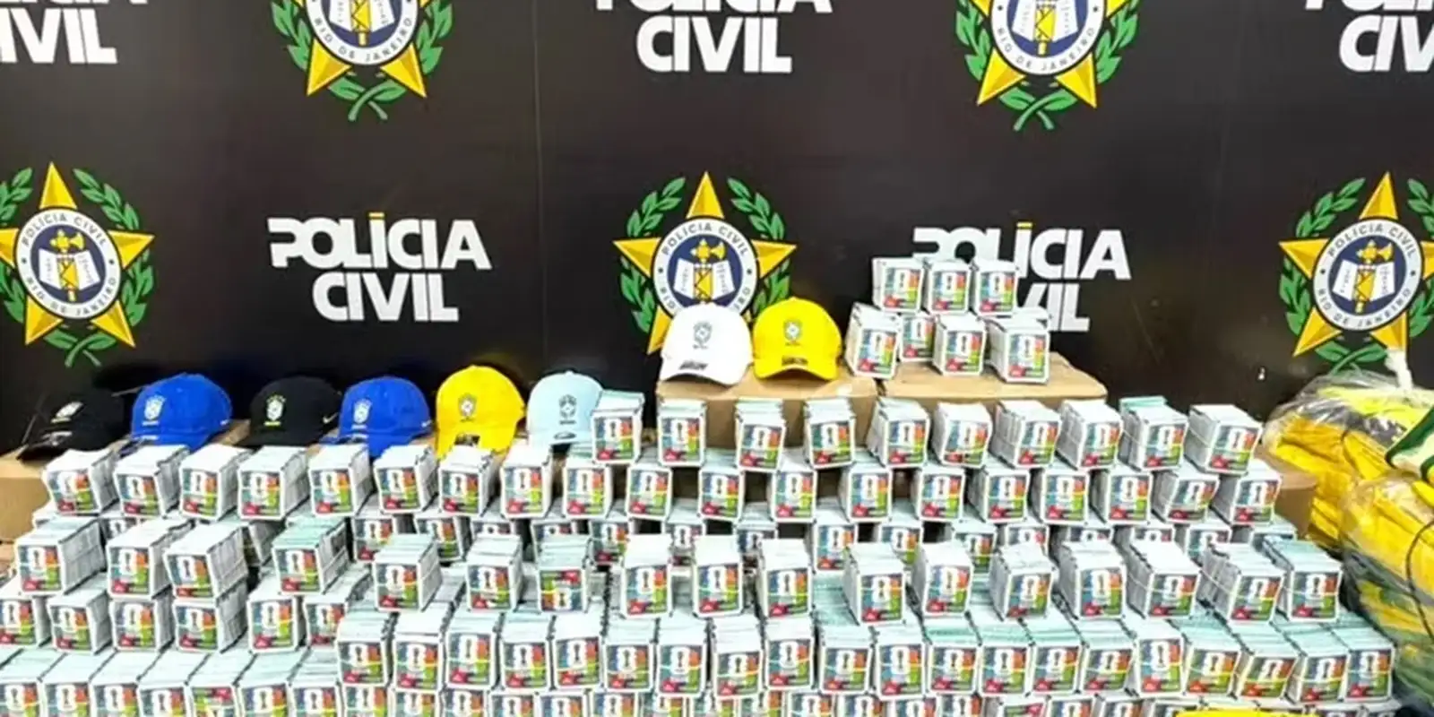RJ: Polícia apreende mais de 200 mil figurinhas falsificadas da Copa