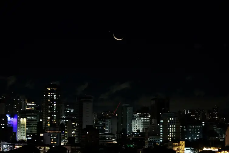 Paulo Pinto/Agência Brasil São Paulo (SP), 17/06/2026 - Planeta Vênus visto acima da Lua (fase Nova) que apresenta 11% de sua superfície visível. Foto: Paulo Pinto/Agencia Brasil