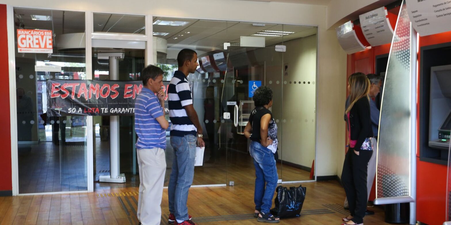 Bancários fazem paralisação nacional de 24 horas nesta quinta-feira