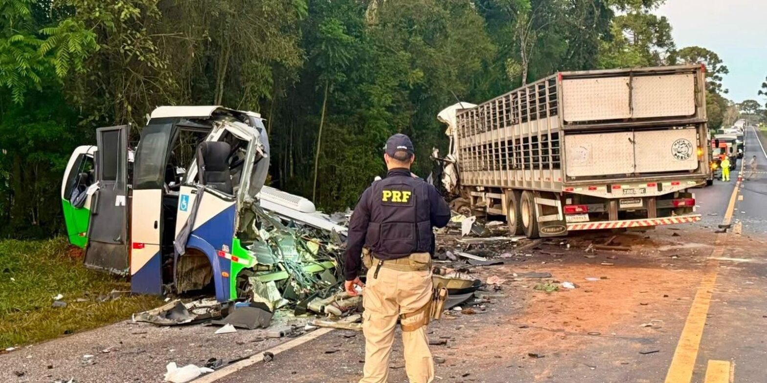Corpos de vítimas de acidente no Paraná são retirados da pista