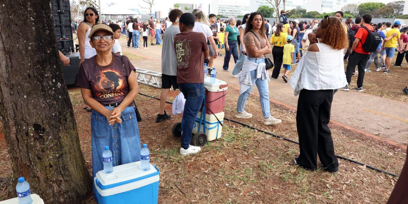Ambulantes “desfilam” no 7 de Setembro em busca de sustento