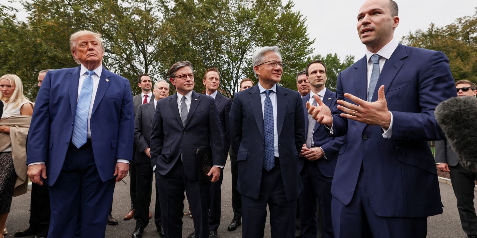 Trump anuncia autorregulação da IA por bigtechs em meio a temor social